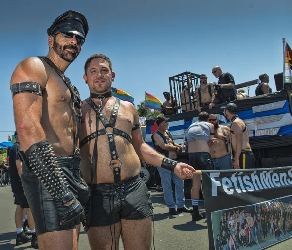 Participantes e espectadores na Parada Orgulho Gay anual — Fotografia de Stock