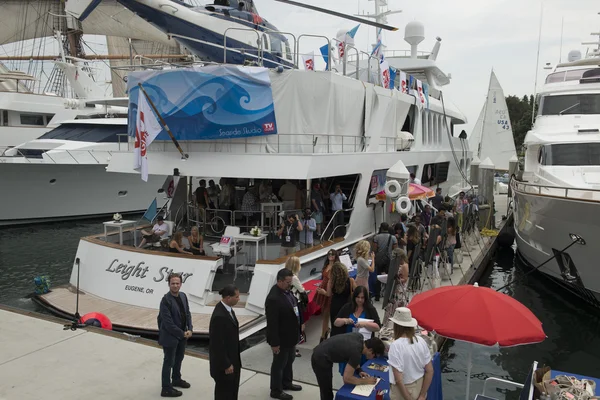 Deelnemers deelnemen aan de jaarlijkse comic-con-Conventie — Stockfoto