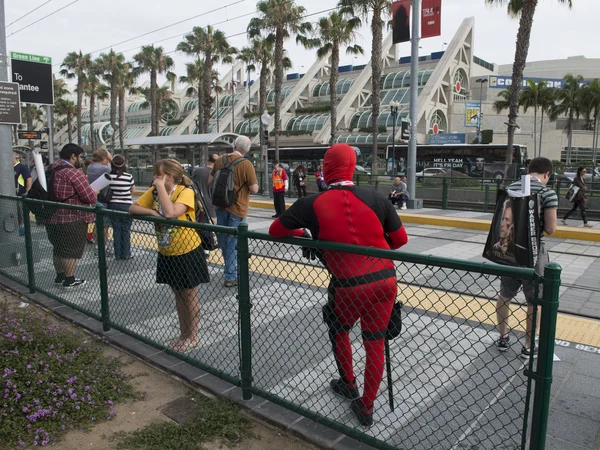 Participantes participam da convenção anual Comic-Con — Fotografia de Stock