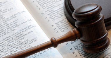 tahta tokmak ve İncil