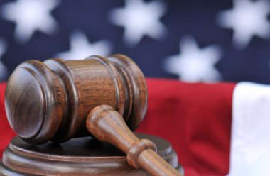 Amerikan bayrağı ve yargı sembolleri