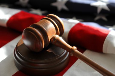 Yargıçlar tokmak ve Amerikan bayrağı
