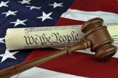 Bize Amerikan bayrağı arka plan üzerinde ahşap hakimin tokmak ile Anayasa