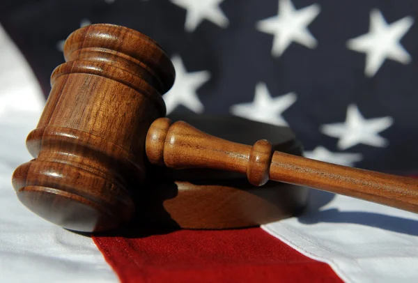 Gavel in cima alla bandiera americana — Foto Stock