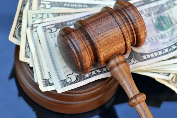 Gavel atop money — Stock Photo, Image