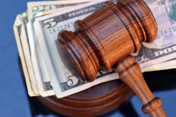 Gavel atop money — Stock Photo, Image