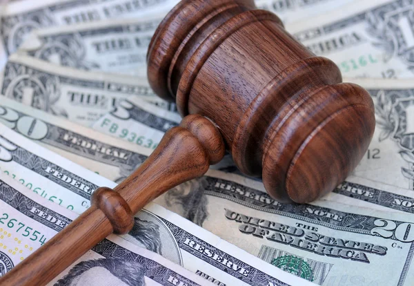 Gavel atop money — Stock Photo, Image