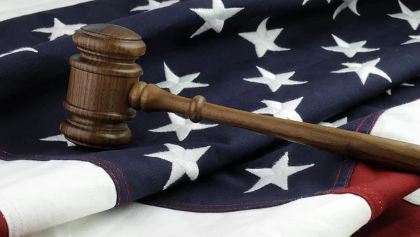 Rechters hamer en Amerikaanse vlag — Stockfoto