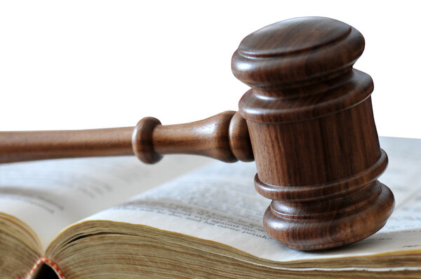 Молоток поверх выветренной книги поверх белой
.