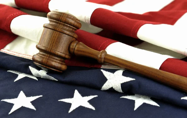 Closeup of gavel and flag. — Stock Photo, Image