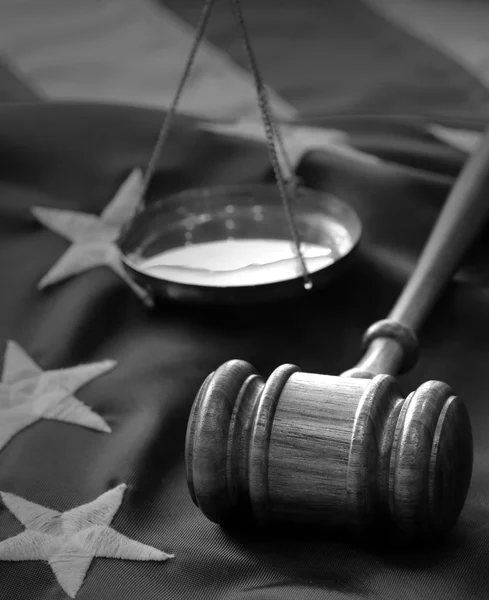 Black and white gavel, scale and US flag background — Stock Photo, Image