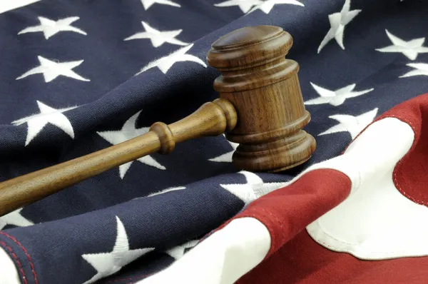 Martillo de jueces y bandera americana —  Fotos de Stock