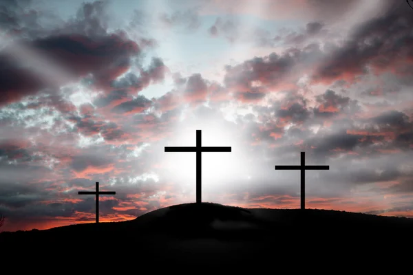 Três cruzes em uma colina — Fotografia de Stock