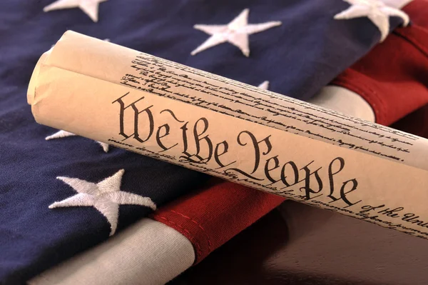 Конституция США и американский флаг — стоковое фото