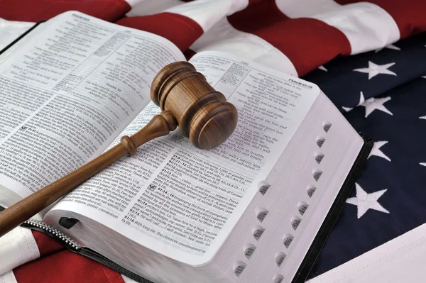 Martillo de madera, Biblia y bandera —  Fotos de Stock