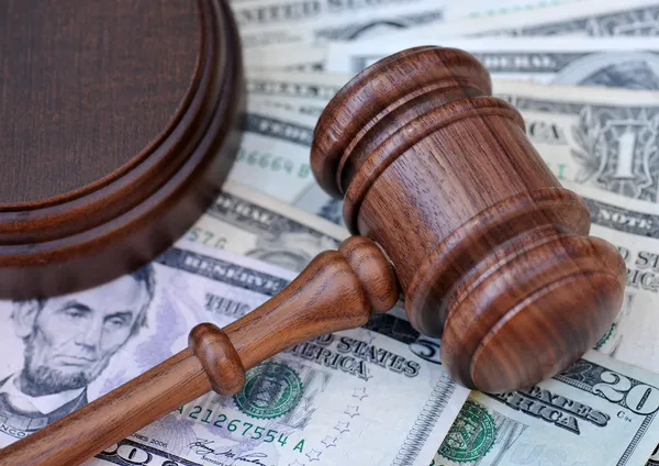 Gavel atop money — Stock Photo, Image