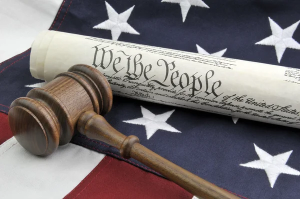 Constituição, martelo e bandeira dos EUA — Fotografia de Stock