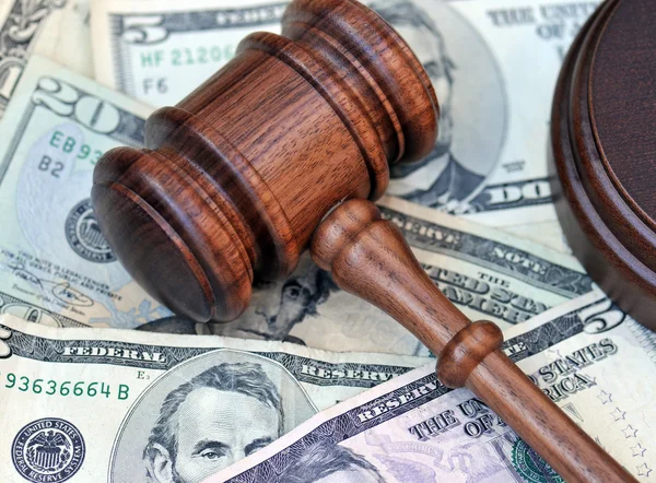 Gavel atop money — Stock Photo, Image