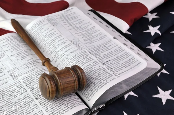 Martillo de madera, Biblia y bandera — Foto de Stock