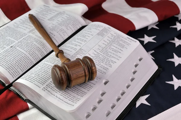 Martillo de madera, Biblia y bandera — Foto de Stock