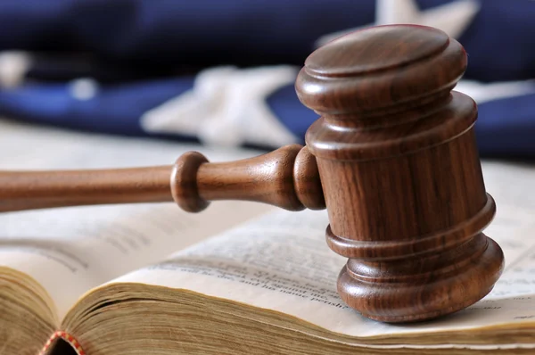 Gavel, livro, e fundo da bandeira . — Fotografia de Stock