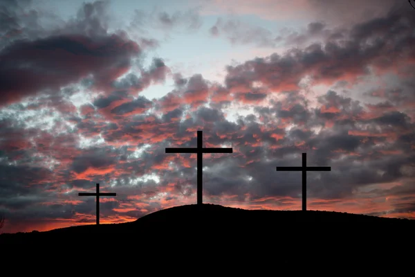 在一座山顶上的三个十字架 — 图库照片