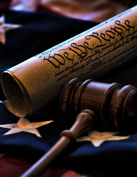 宪法和国旗背景中的木槌 图库图片