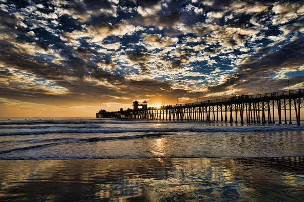 Západ slunce v oceanside pier. — Stock fotografie