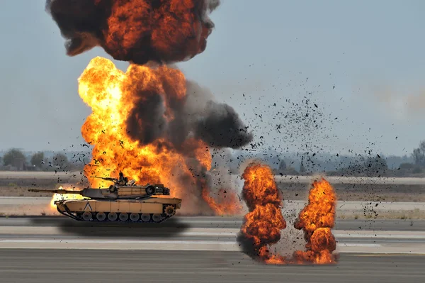 Tank fires — Stock Photo, Image