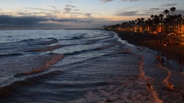 Solnedgång vågor i oceanside — Stockvideo