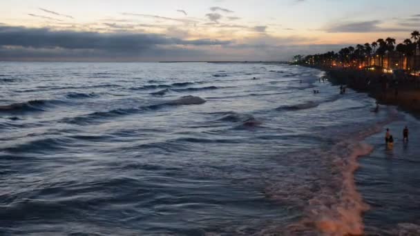 Ζεστό καλοκαιρινό βράδυ σε oceanside — Αρχείο Βίντεο