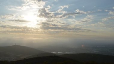 Dağlarda yaz manzarası ve bulutlu mavi gökyüzü