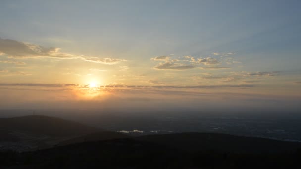 Sommarlandskap i berg och blå himmel med moln — Stockvideo