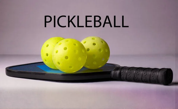 Pickleball raketi ve topları. Pickleball sporu en popüler açık hava sporudur..