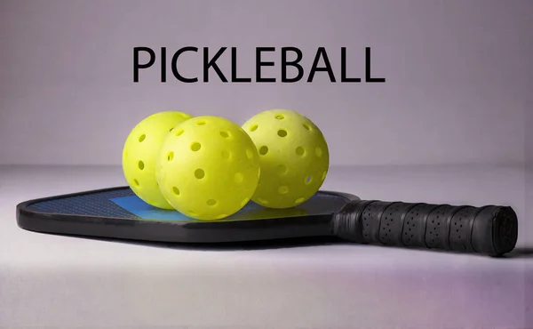 Pickleball Κουπί Και Μπάλες Άθλημα Του Pickleball Είναι Πιο Δημοφιλές Εικόνα Αρχείου