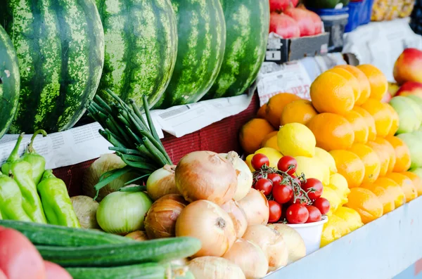 Légumes et fruits biologiques frais — Photo