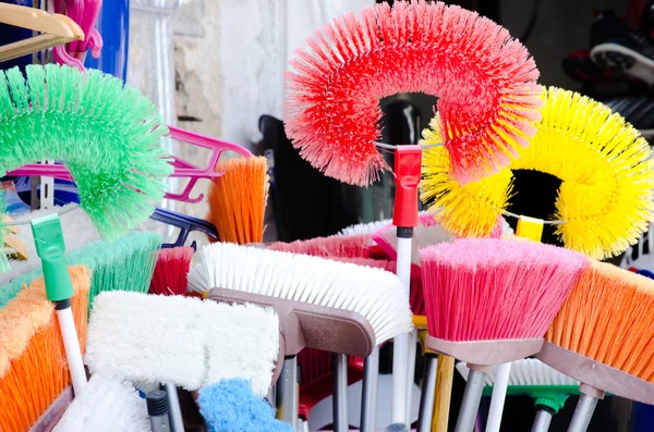 Escovas de limpeza coloridas — Fotografia de Stock