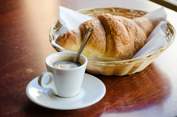 Xícara de café expresso com croissant — Fotografia de Stock