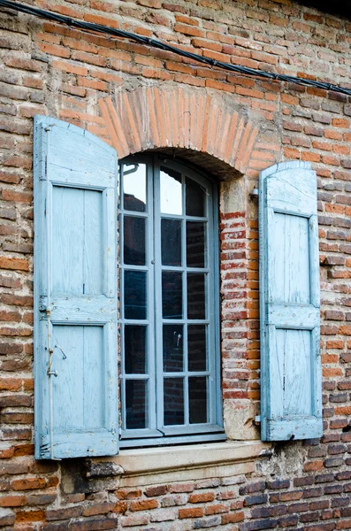 Ventana francesa tradicional con persianas azules —  Fotos de Stock