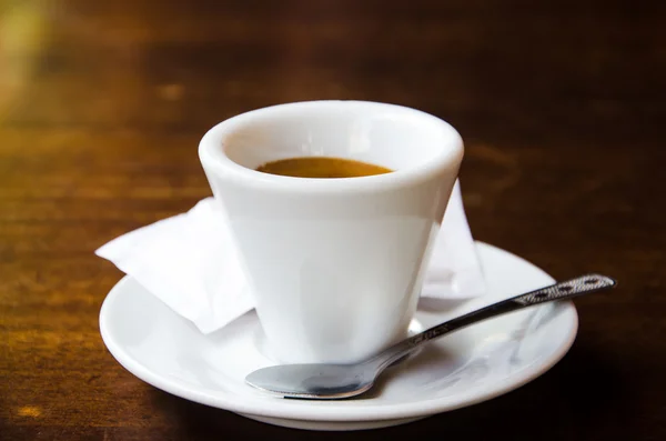 Taza de café blanco de pie sobre la mesa de madera —  Fotos de Stock