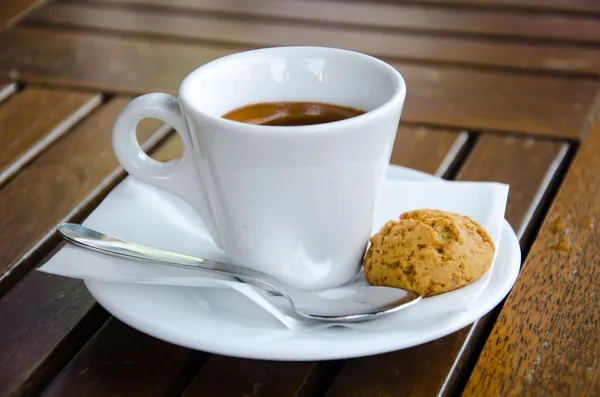 Tazza espresso bianca con biscotto — Foto Stock