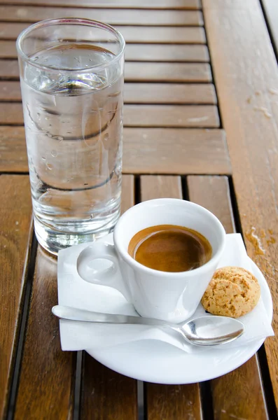 Witte espresso-kopje met koekje — Stockfoto