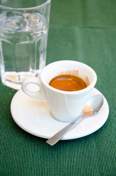 Tazza espresso bianca, biscotto e bicchiere di acqua fredda — Foto Stock