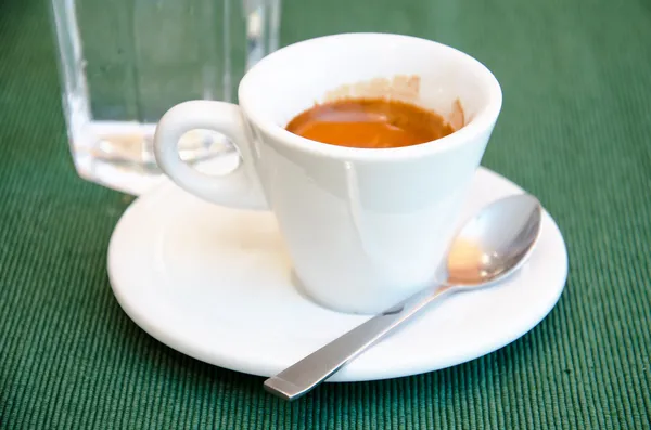 Witte espresso-kopje, kaakje en glas koud water — Stockfoto