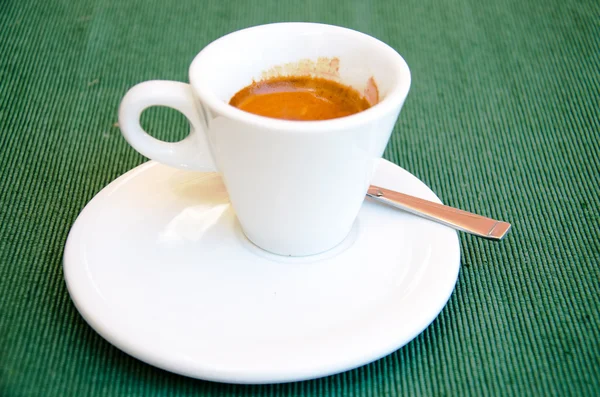 Bílá espresso šálek stojící na zelené textilní — Stock fotografie