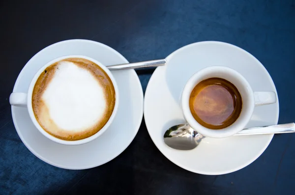 Pohled shora bílé macciato a espresso Cup — Stock fotografie