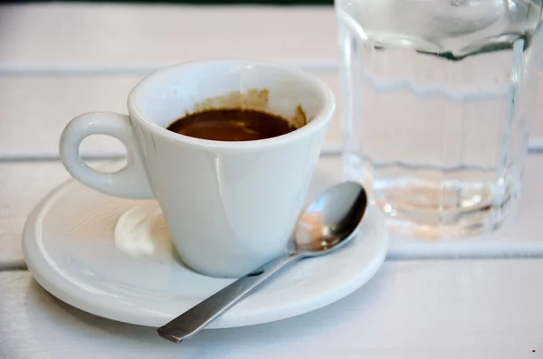 Tazza espresso bianca e un bicchiere d'acqua fredda — Foto Stock