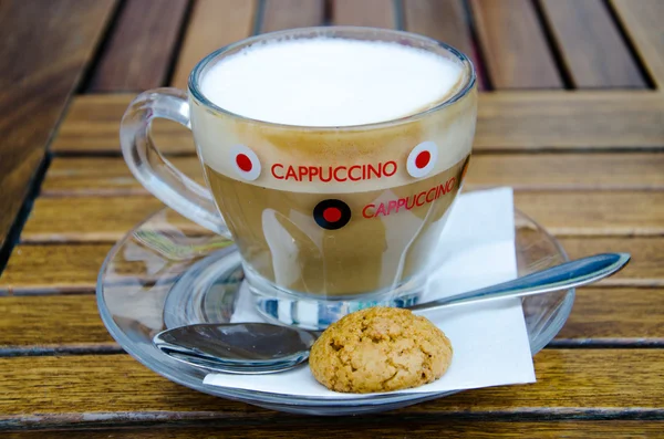 Glas Capuccino-Tasse mit Keks — Stockfoto
