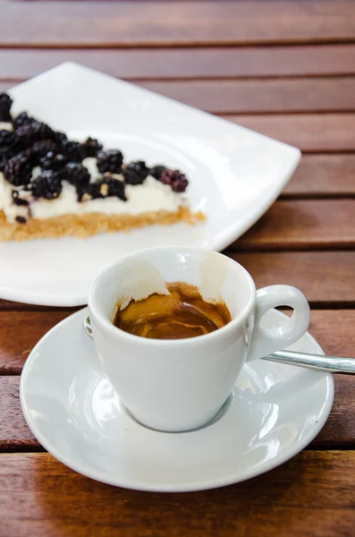 Espressotasse und ein Stück Brombeerkäsekuchen — Stockfoto