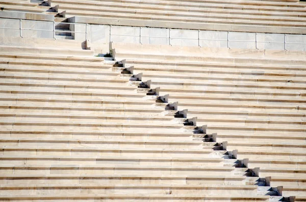 Sitzreihen aus Stein im Stadion — Stockfoto